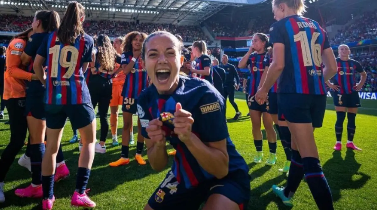 Culé desde el nacimiento, Bonmatí jugó sus primeros años futbol rodeada de hombres, ya que no había ninguna otra mujer en los equipos escolares, y después de mostrar su pasión y calidad, fue reclutada y se integró a La Masía, donde al fin tuvo compañeras.