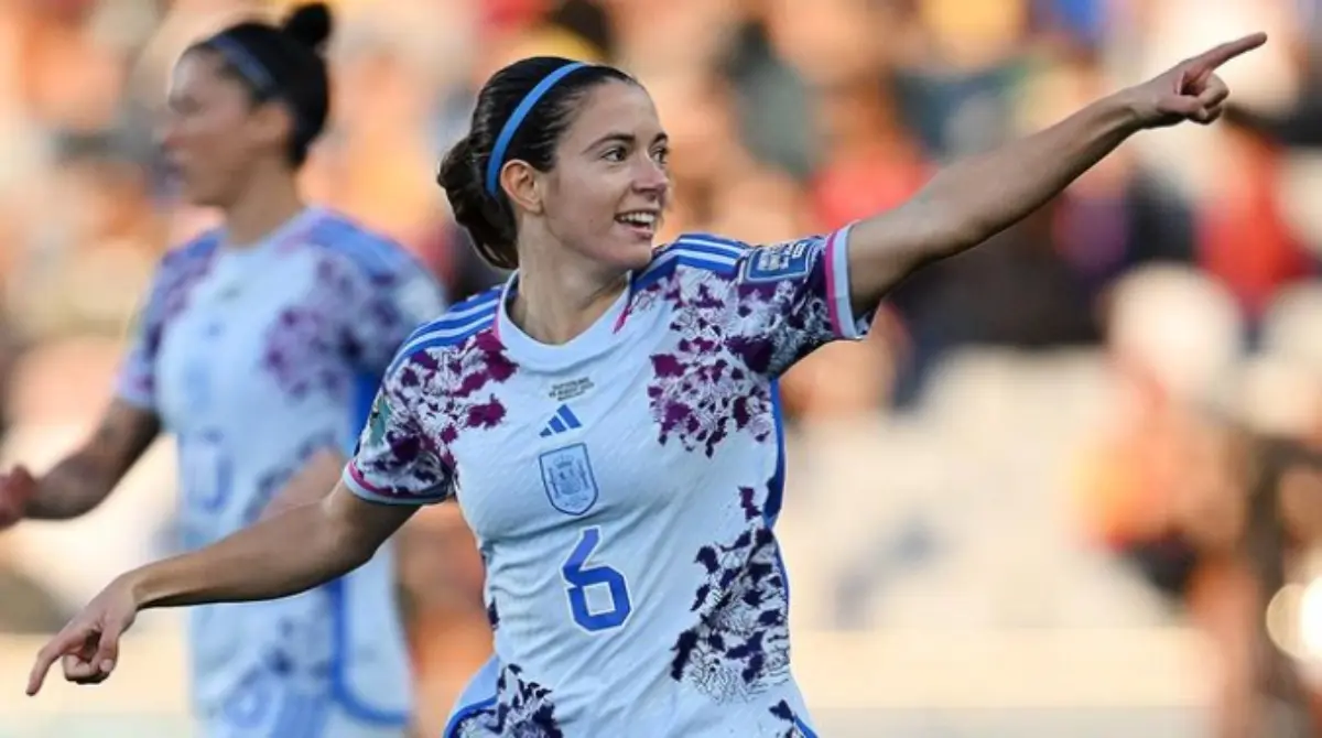 Aitana juega como mediocampista y desde los 15 años fue convocada para jugar con su Selección en el Mundial Sub-17, hasta llegar a la Selección Absoluta en el 2017 y ya tiene dos Mundiales en la máxima categoría en su trayectoria.