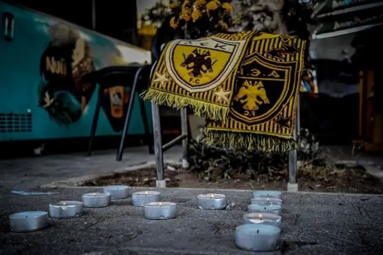 Aficionados del AEK Atenas pusieron veladoras a las afueras del estadio para despedir al fanático que falleció - Instagram @aekfc_official