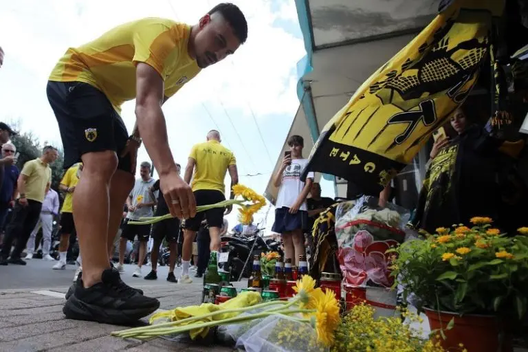 Jugadores del AEK Atenas visitaron el altar dedicado al fanático que falleció - Instagram @aekfc_official