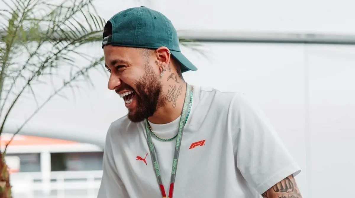 12. Neymar es uno de los atletas mejor pagados del mundo, además de ser el cuarto futbolista con mejor salario en la actualidad percibiendo un total de 85 millones de dólares al año.