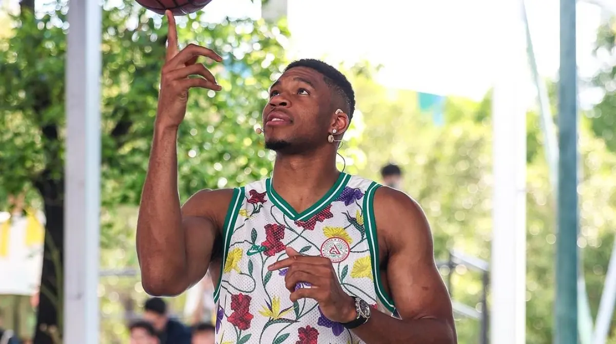 11. El basquetbolista griego de los Milwaukee Bucks, Giannis Antetokounmpo, presume uno de los mejores salarios de la NBA al ganar 87.6 millones de dólares anuales.