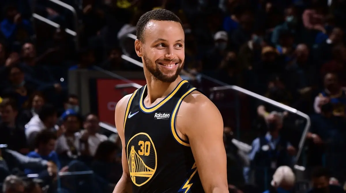 8. Otro de los basquetbolistas que figura entre los atletas mejor pagados del mundo es Stephen Curry, quien de acuerdo con Global Index gana 100.4 millones de dólares anuales.