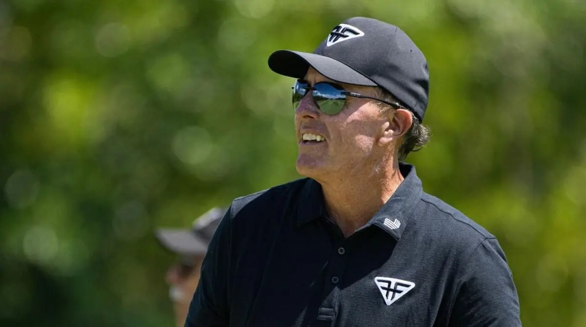 7. El golfista estadounidense Phil Mickelson es uno de los mejor pagados de su deporte, esto debido a que se embolsa la cantidad de 106 millones de dólares.