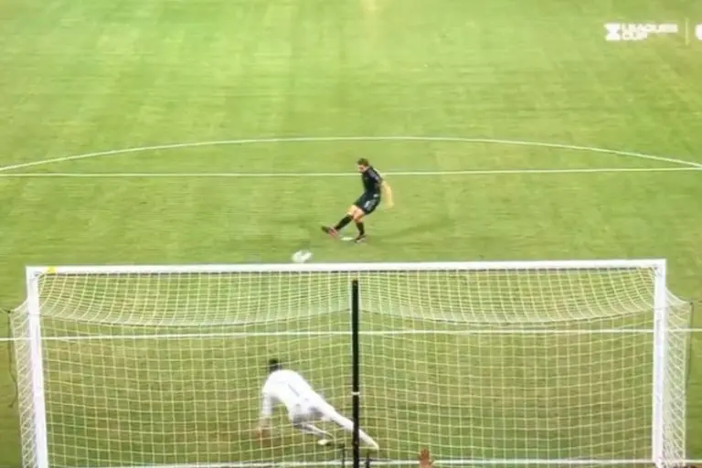 Felipe Ramos Rizo aseguró que el árbitro hizo lo correcto al repetir el penal que detuvo Luis Malagón - Captura