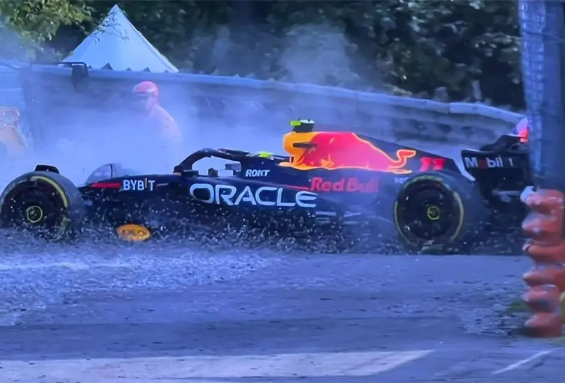El mexicano terminó impactándose contra el muro en la recta final de las prácticas dentro del circuito de Monza. El mexicano terminó impactándose contra el muro en la recta final de las prácticas dentro del circuito de Monza.