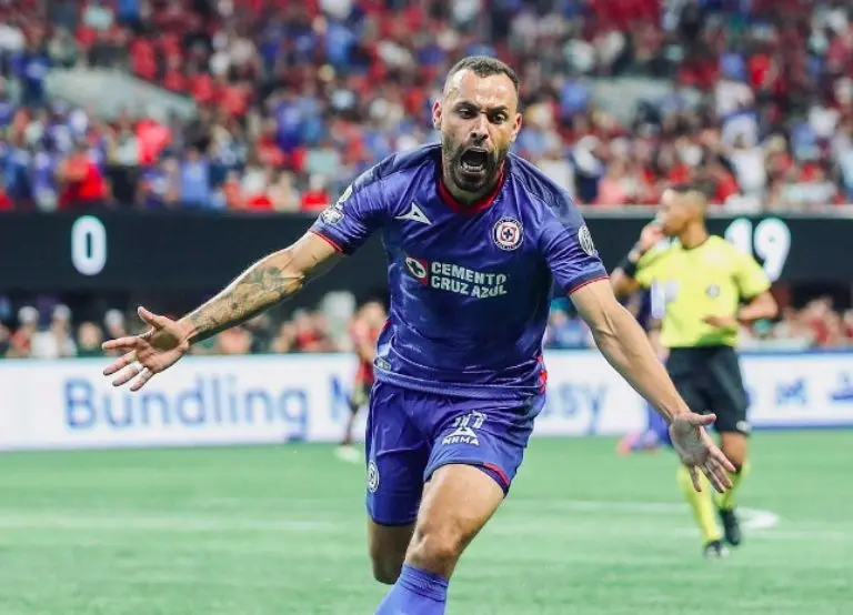 Moisés Vieira celebra su primer gol con Cruz Azul - @moises_viera10