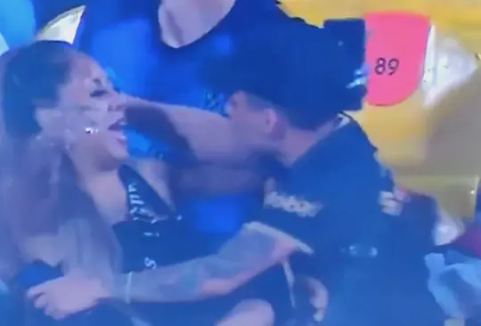 Las redes sociales se sorprendieron con semejante beso que captaron las cámaras. Las redes sociales se sorprendieron con semejante beso que captaron las cámaras.