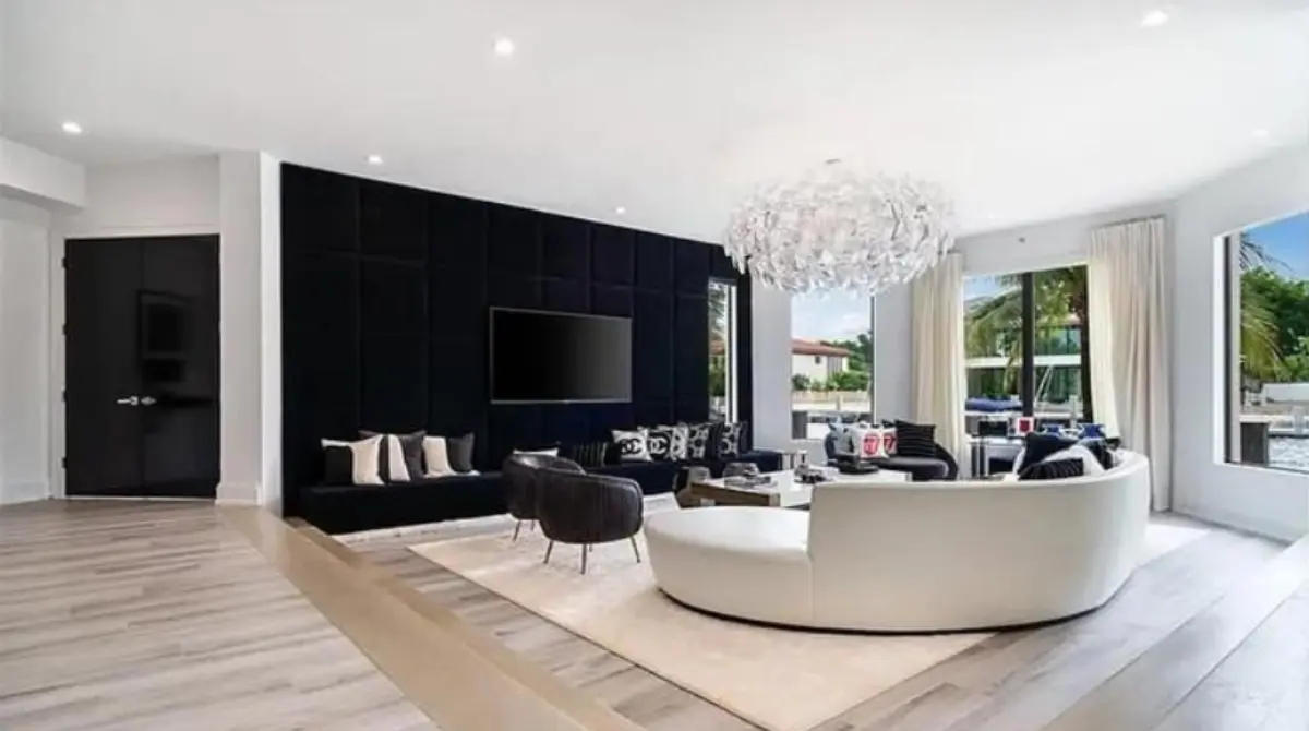 La sala de estar cuenta con una televisión tamaño pantalla de cine y la cocina integrada.