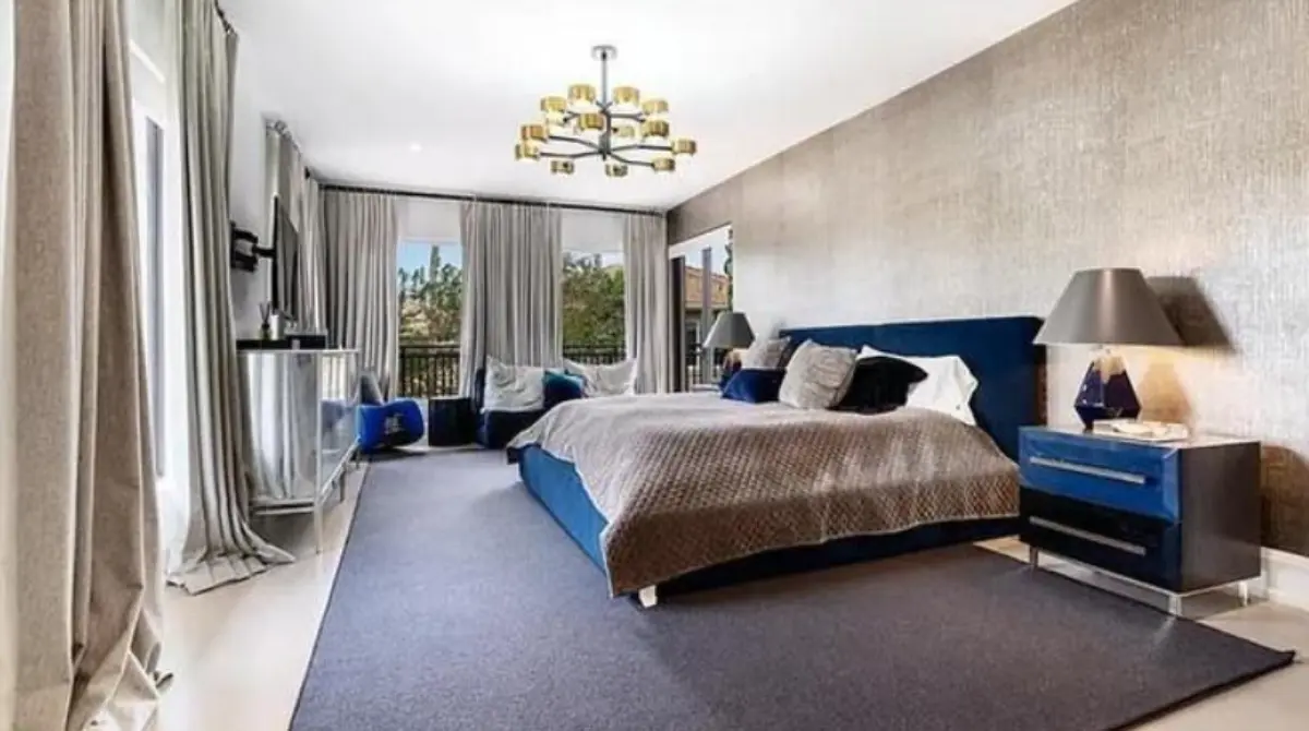 La mansión de la familia argentina cuenta con nueve cuartos en total, una distribución más que suficiente para la pareja, sus tres hijos y los futuros invitados que lleguen a dormir ahí.