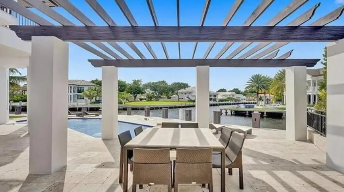 Además ser parte de un fraccionamiento muy exclusivo, las familias tienen el privilegio de acceder a lanchas y botes para andar por el extenso lago, una actividad que en definitiva solo la gente rica puede disfrutar a unos pasos de su hogar.