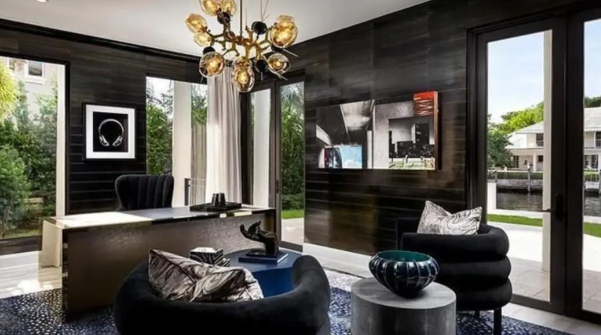 Por supuesto que a esta amplia vivienda no le podía faltar una oficina o despacho como el área de trabajo dentro del hogar.