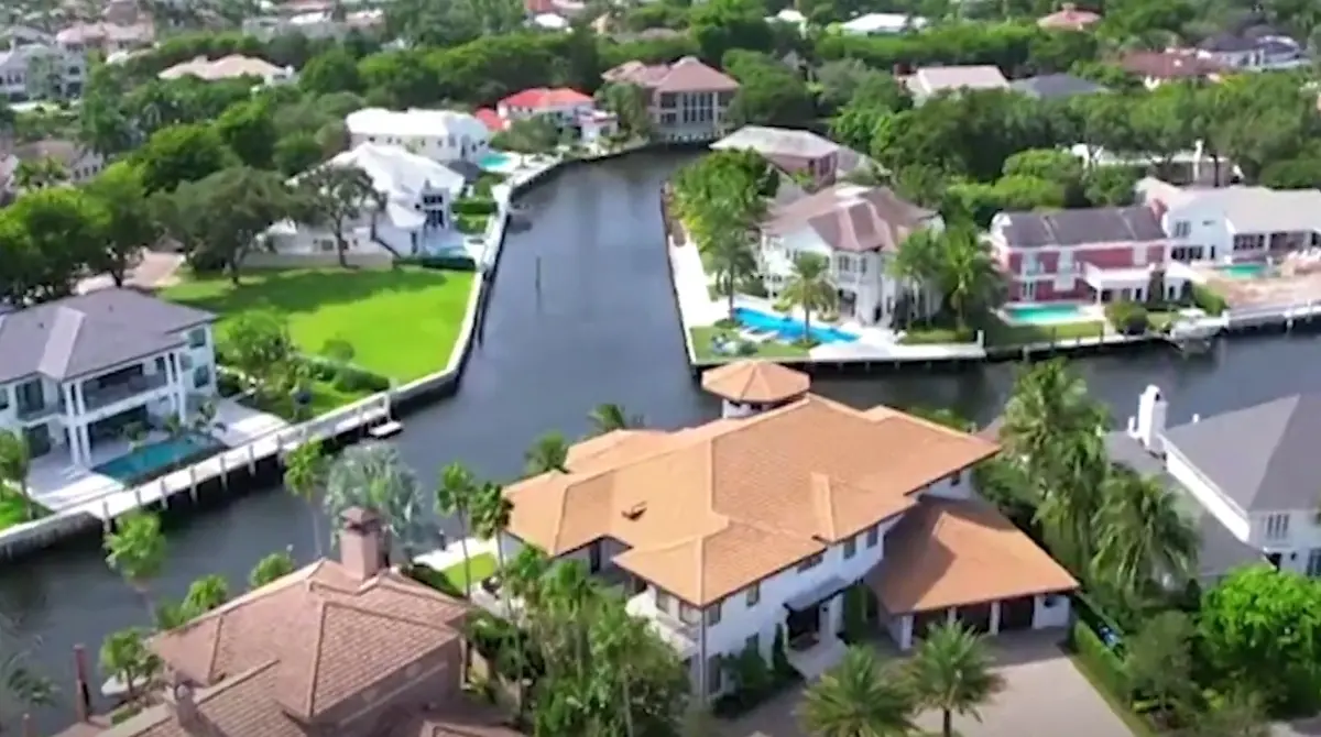 La propiedad tiene aproximadamente 3200 metros de construcción, piscina, spa y gimnasio. Esta mansión fue construida en 1988 y remodelada en el año 2000.