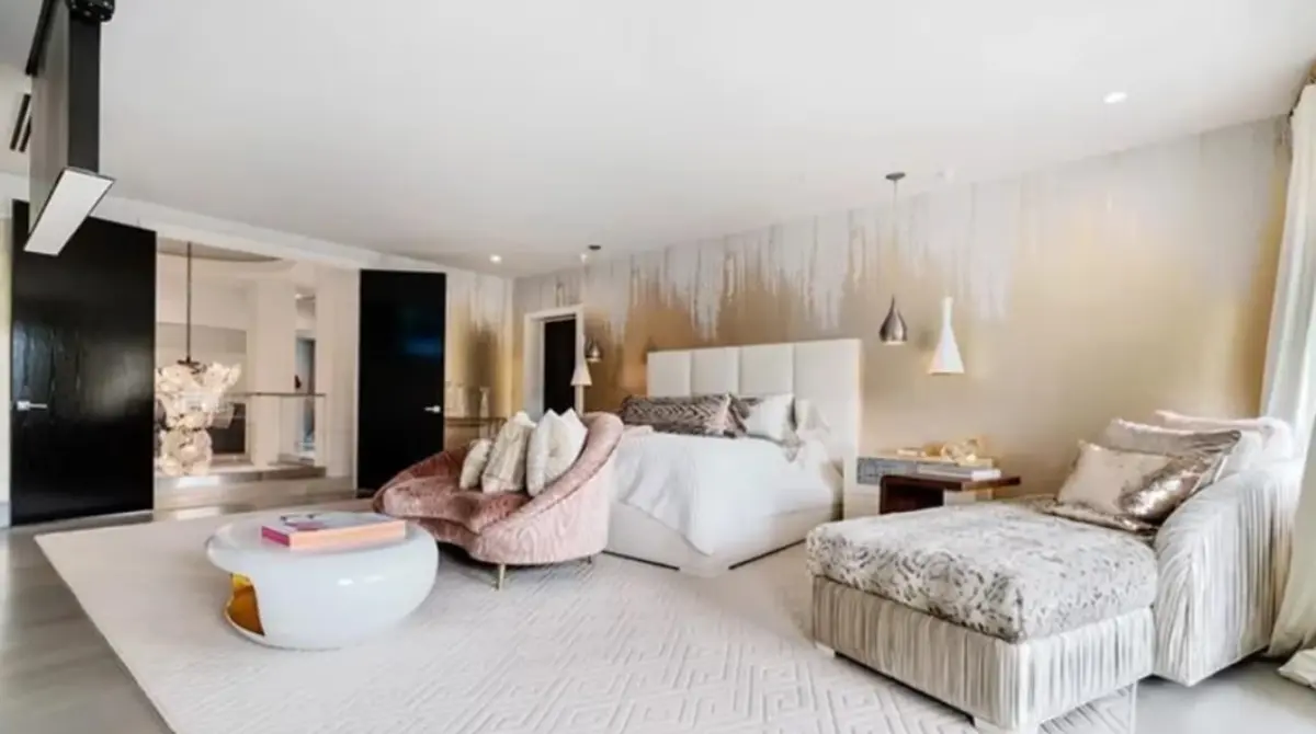 Esta es la recámara principal de la casa, espacio en el que dormirán y compartirán el día Lionel Messi y su esposa, Antonela Rocuzzo.