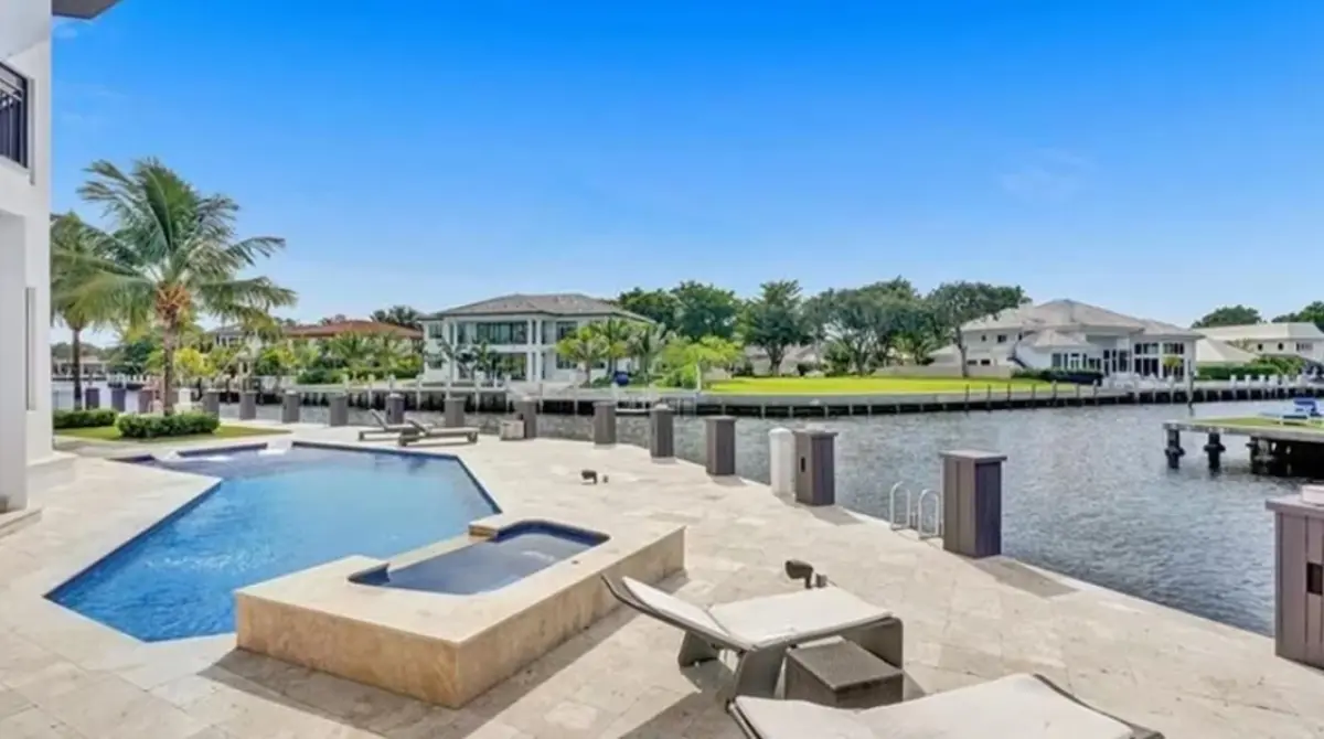 Además de haber adquirido una de las mansiones más lujosas del país, Messi vivirá a un lado de su compañero de equipo y amigo desde el fc Barcelona, Sergio Busquets.