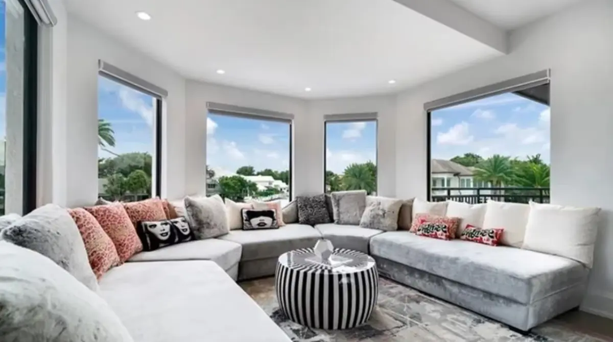 Las habitaciones en el cuarto están pensadas para cuando la familia tenga visitas y organicen reuniones con mucha gente de todas las edades.