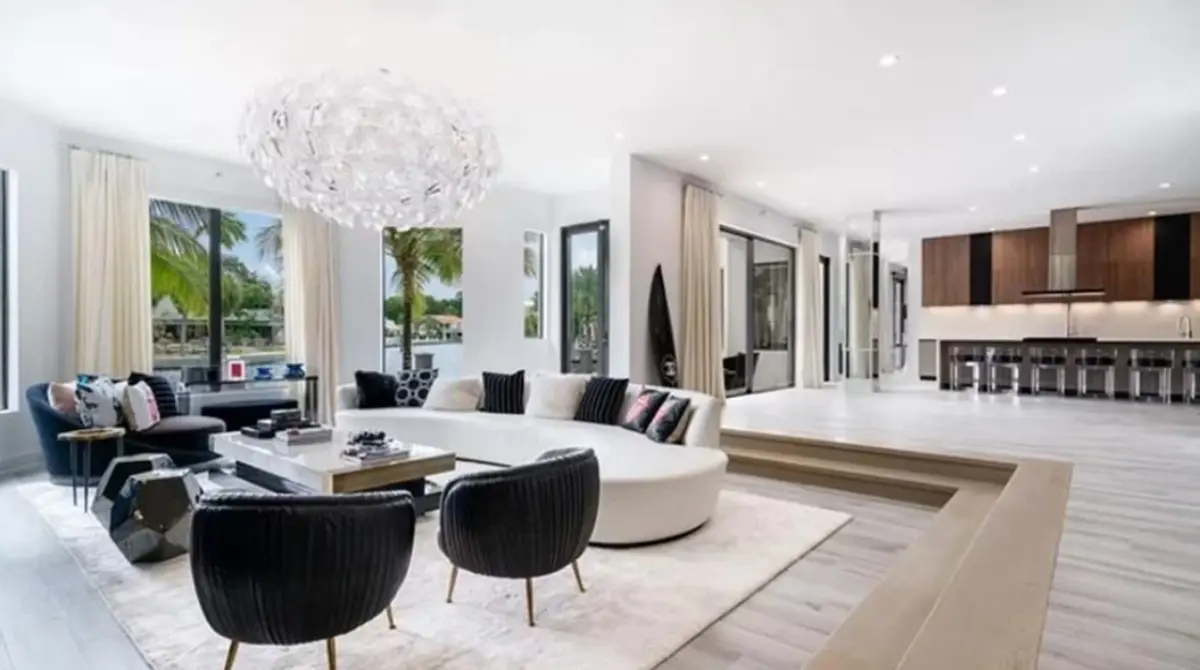 Se encuentra en el condado de Broward, en el condominio de nombre Sea Ranch Lakes, ya que las casas tiene acceso al lago de alrededor.