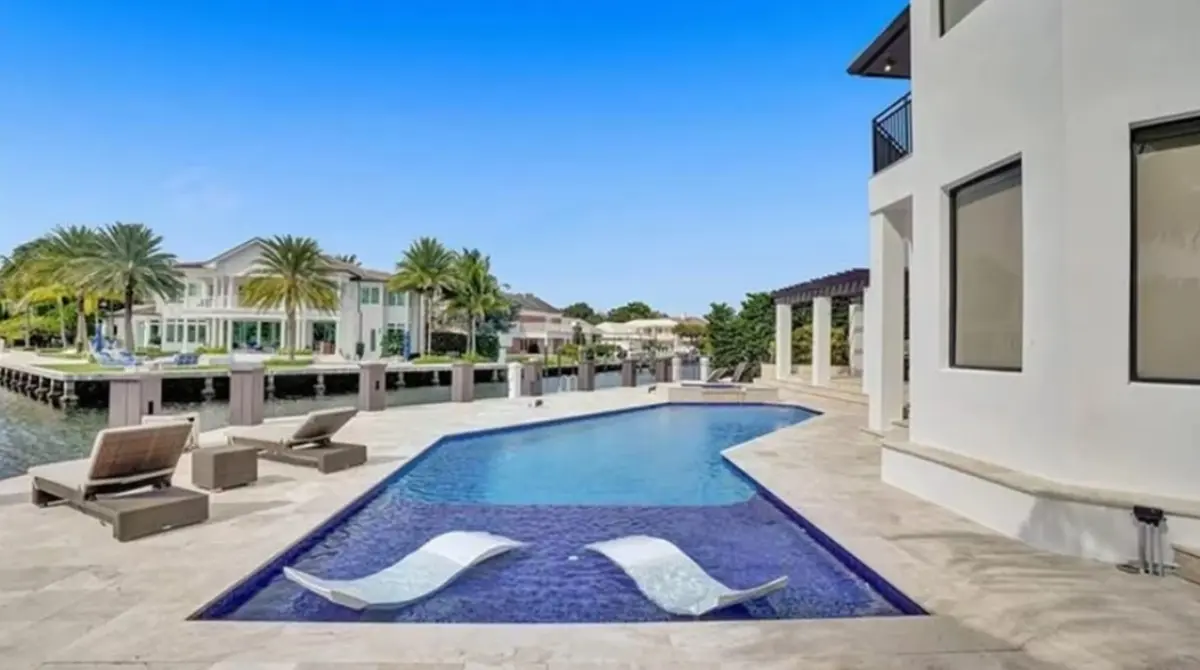 La piscina también tiene una pequeña área para niños y una vista panorámica al lago, ya que además la casa cuenta con dos muelles.