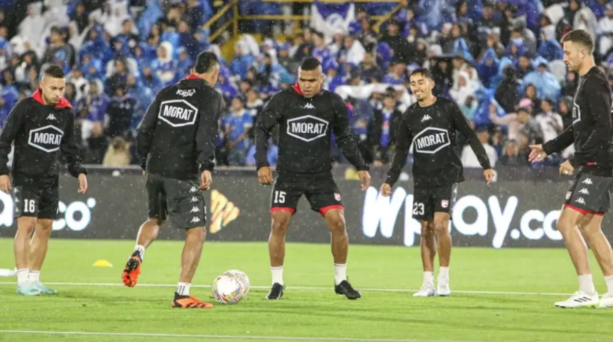 Este estadio es el m&aacute;s grande Bogot&aacute; y justamente en el &uacute;ltimo partido que se jug&oacute; en 'el Camp&iacute;n' entre Santa Fe y Millonarios, los jugadores de ambos equipos salieron a entrenar con camisetas que ten&iacute;an el logo de la banda.