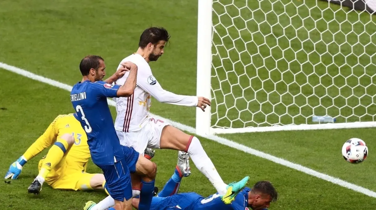 Esta canci&oacute;n fue pensada para ser un apoyo para la Selecci&oacute;n de Espa&ntilde;a durante la Eurocopa celebrada en Francia ese a&ntilde;o, principalmente porque fue en tierras ib&eacute;ricas donde su carrera comenz&oacute; a formarse profesionalmente.