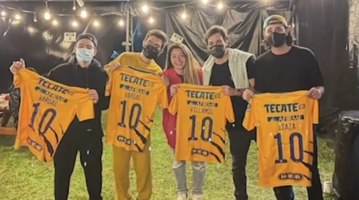 Durante su gira por M&eacute;xico, especialmente en su visita a Nuevo Le&oacute;n en noviembre de 2021, Katty Mart&iacute;nez (entonces jugadora de Tigres Femenil) convivi&oacute; con cada uno de los integrantes e incluso les regal&oacute; un jersey de las 'Amazonas' completamente personalizado.