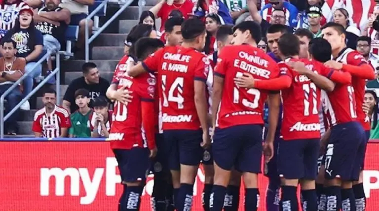 Un futbolista de Chivas presumió un auto de lujo - @Chivas