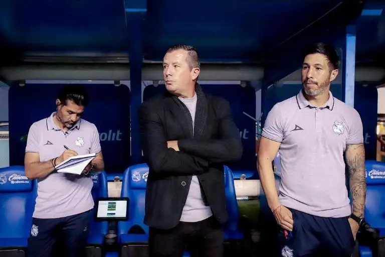 'Lucho' Noriega en el banquillo del Puebla - @clubpuebla