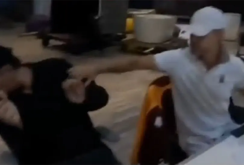 Zague no dud&oacute; en golpear a Christian Martinoli por tirar una playera del Am&eacute;rica al piso en plena transmisi&oacute;n.