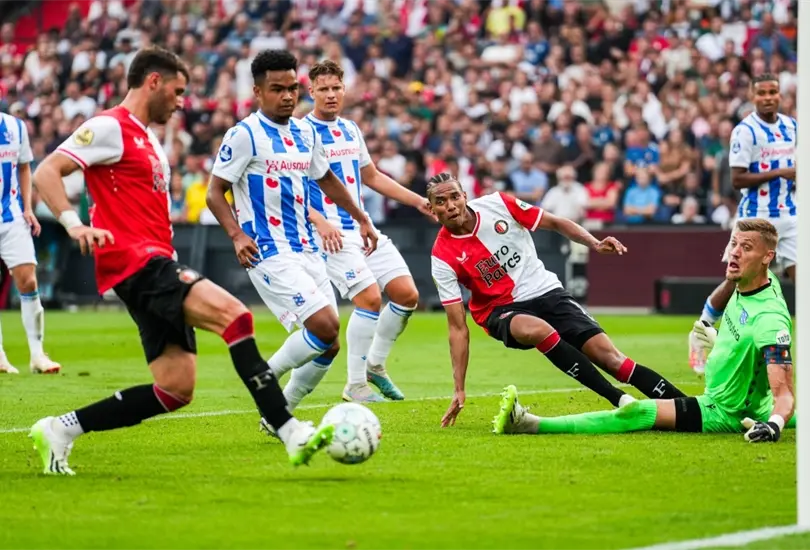 Santiago Gim&eacute;nez se luci&oacute; en la goleada del Feyenoord con gol y asistencia para ser el m&aacute;ximo anotador de la Eredivisie.