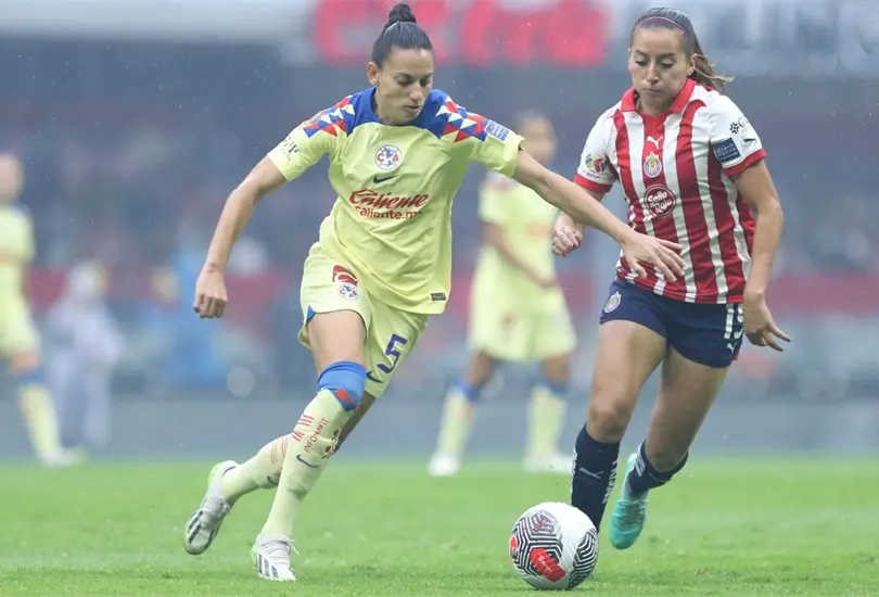 América Femenil tuvo que venir de atrás y anotar gol de último minuto para vencer a las Chivas y seguir con racha de victorias. América Femenil tuvo que venir de atrás y anotar gol de último minuto para vencer a las Chivas y seguir con racha de victorias.