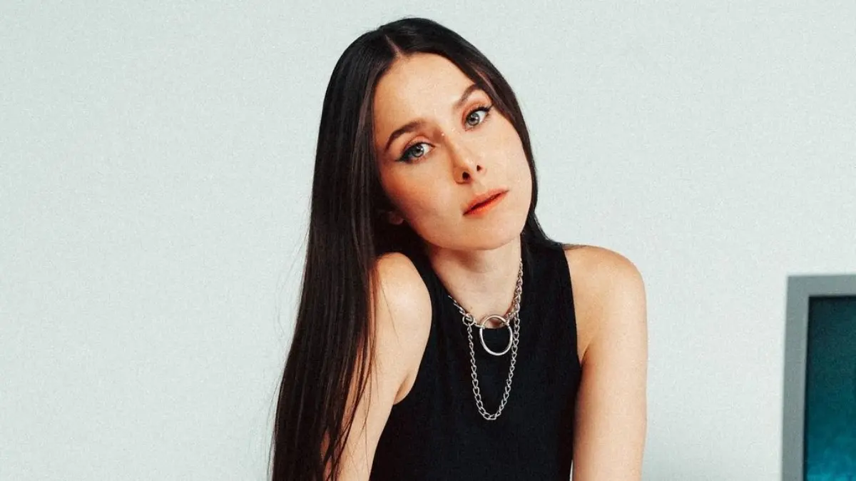 El primer papel que la llev&oacute; a la fama fue el de 'Lupita' en la recordada telenovela 'Una Familia con Suerte' donde comparti&oacute; la pantalla con Arath de la Torre, entre otros.