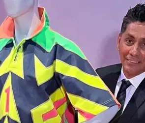 Jorge Campos es inmortalizado en París por su contribución a la moda en el deporte