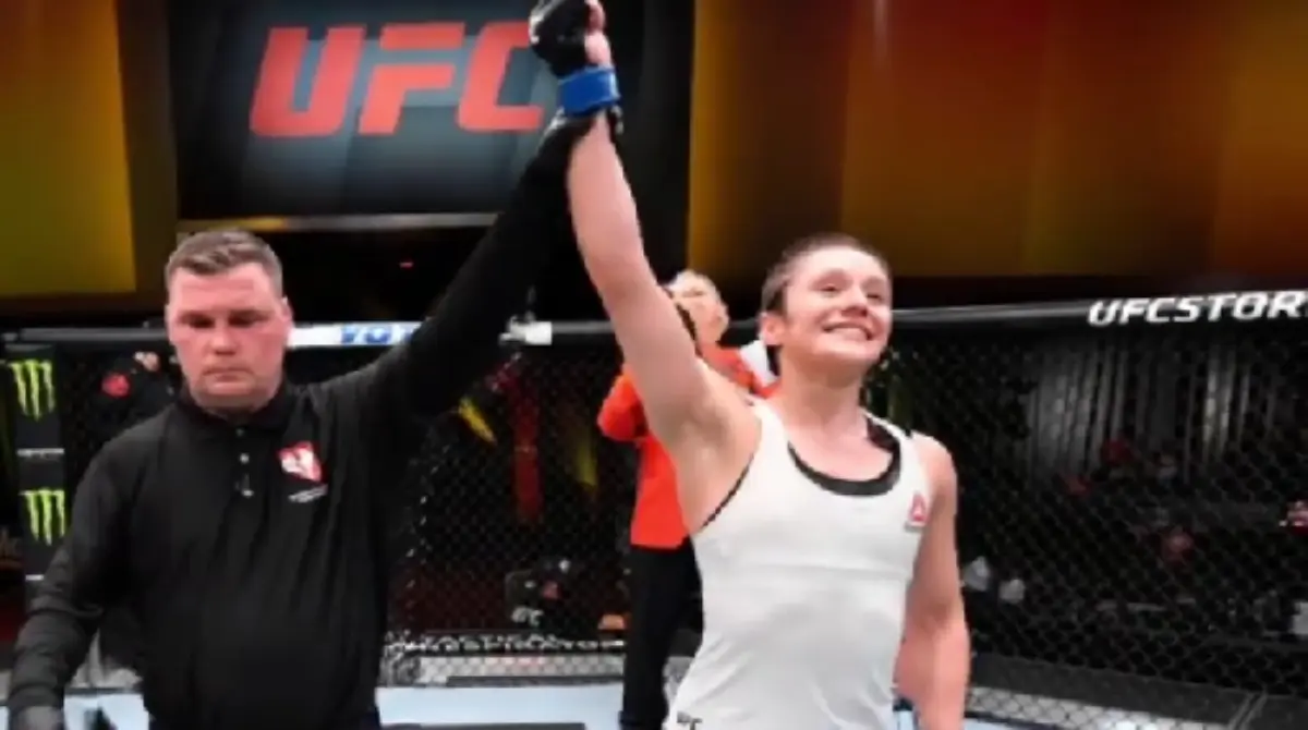 Alexa no siempre peleó en la categoría de Peso Mosca, pues cuando recién se incorporó a la UFC llegó como Peso Paja, pero luego de ser descalificada de un encuentro por pesar más, cambió a la siguiente competencia.