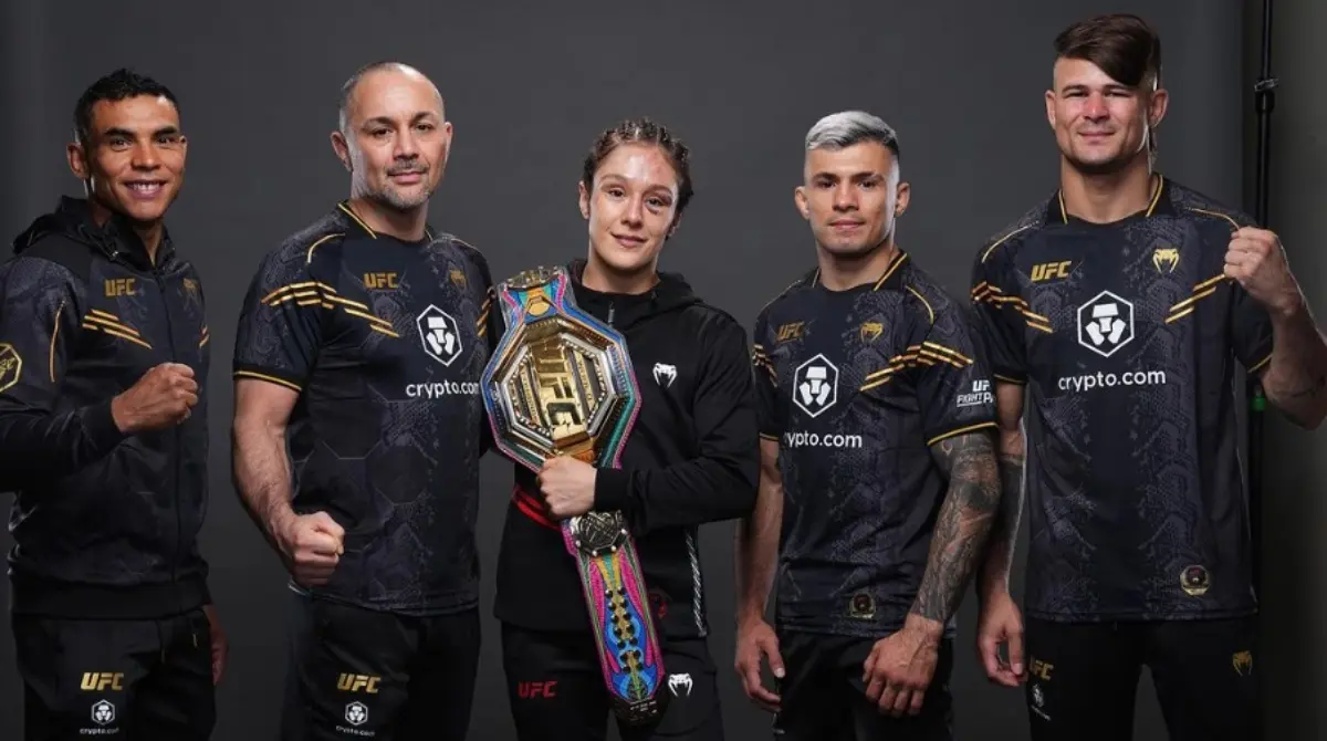Desde que llegó a la UFC en 2016 luego de haber firmado un contrato para América Latina, Alexa se entrena con 5 profesionales que también han disputado estos campeonatos, por lo que es parte de Lobo Gym, gimnasio que es propiedad parcial de su familia. 