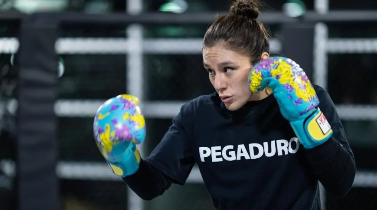 El estilo de Grasso se basa en las disciplinas de box y jiu-jitsu brasileño, y tuvo su debut profesional a los 19 años después de haber entrenado como amateur en su natal Guadalajara.