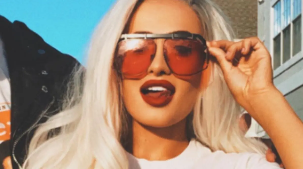 SCARLETT BORDEAUX. Es una luchadora que salió de WWE ante la oportunidad de crear contenido exclusivo, aunque procuró seguir ligada a la lucha libre para alternar sus actividades.