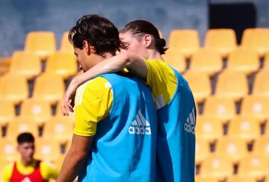 Marcelo Flores y Diego Lainez en un entrenamiento con Tigres.