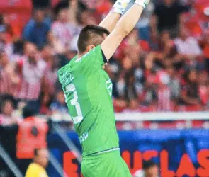 Wacho Jiménez ataja penal y "salva" a Veljko Paunovic de empeorar su panorama con Chivas
