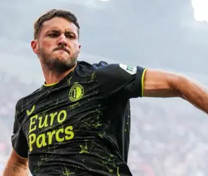 Santiago Giménez anota doblete y Feyenoord ´humilla´ al Ajax; partido es suspendido