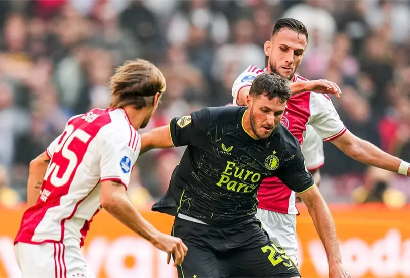Santiago Gim&eacute;nez y el Feyenoord conocen la fecha de reanudaci&oacute;n de su partido vs Ajax