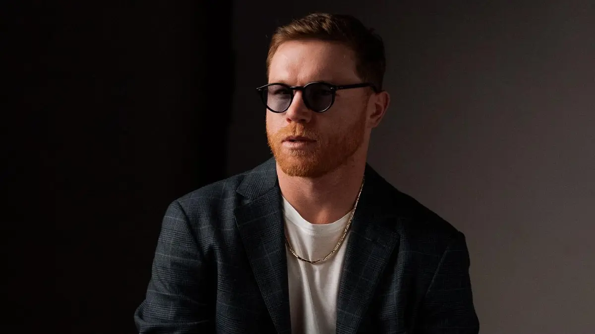 "Yo quiero ser un billonario en los negocios. No estudié, vengo de muy abajo, pero me gusta aprender, me gusta saber muchas cosas. Yo me pudiera retirar y ya pudiera vivir tranquilo, pero me gusta lo que hago, el boxeo es mi vida, hasta que pueda voy a seguir aquí. Siempre he querido que el boxeo nada más sea un gusto, algo que me encante, no hacerlo por dinero", dijo Canelo Álvarez a Graham Bensinger.