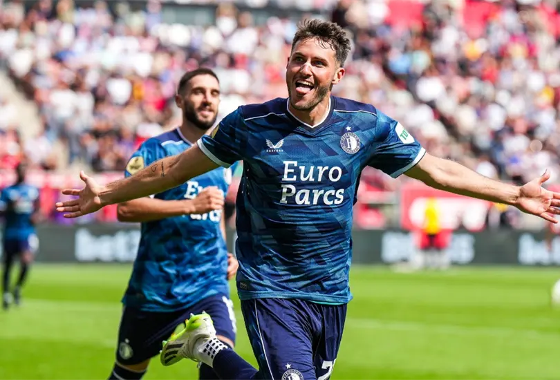 Una exfigura del Ajax se rindi&oacute; ante Santiago Gim&eacute;nez