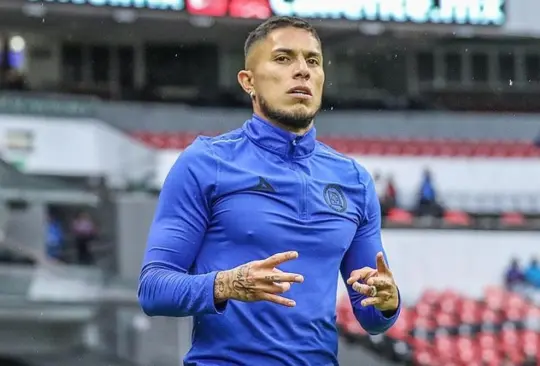 Carlos Salcedo se fue contra un reporfan que es criticado por la afición de Cruz Azul.