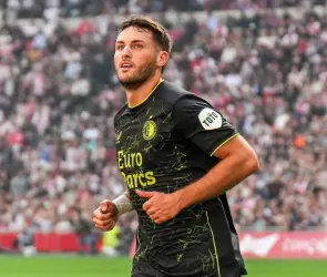 Santiago Giménez anota hat-trick en goleada de Feyenoord sobre Ajax e impone récord