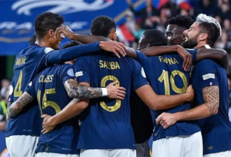 El joven futbolista estuvo sentado con las piernas colgando a 100 metros de altura, seg&uacute;n reportaron diversos medios.