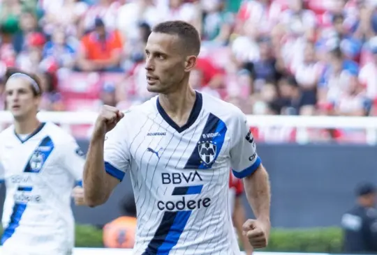 Sergio Canales fue la figura de Rayados después de que se estrenó en la Liga MX y aumentó la crisis de resultados de Chivas.