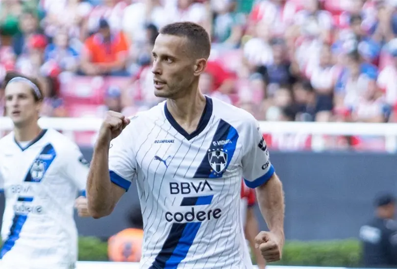 Sergio Canales fue la figura de Rayados despu&eacute;s de que se estren&oacute; en la Liga MX y aument&oacute; la crisis de resultados de Chivas.