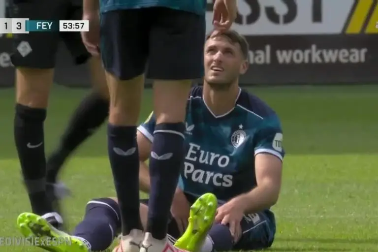 Santiago Giménez tuvo que abandonar el triunfo del Feyenoord sobre Utrecht por lesión - Captura