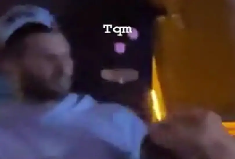 Este fue el momento en el que una mujer se acerc&oacute; al delantero de Tigres.
