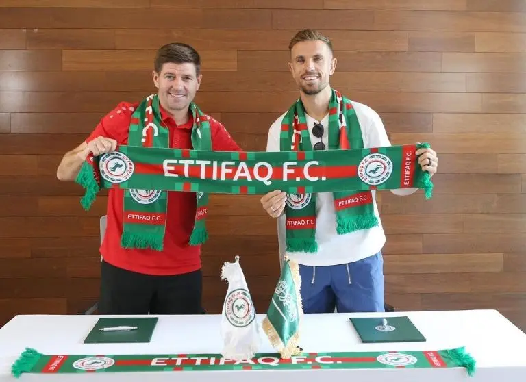 Jordan Henderson en su presentación con el Al Ettifaq - @ettifaq